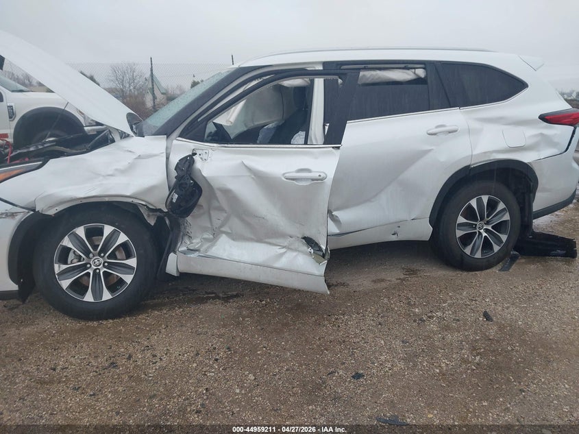 2022 Toyota Highlander VIN 5TDGBRCH1NS556157 IAAI salvage auction — LEFT & RIGHT, Salvage Title, sold $8,675 on 2026-07-07 (photo 6)
