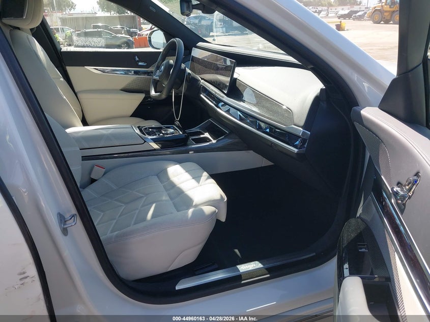 2025 BMW I7 VIN WBY43EJ06SCT88629 IAAI salvage auction — SIDE, Salvage Title, sold $46,450 on 2026-08-24 (photo 5)