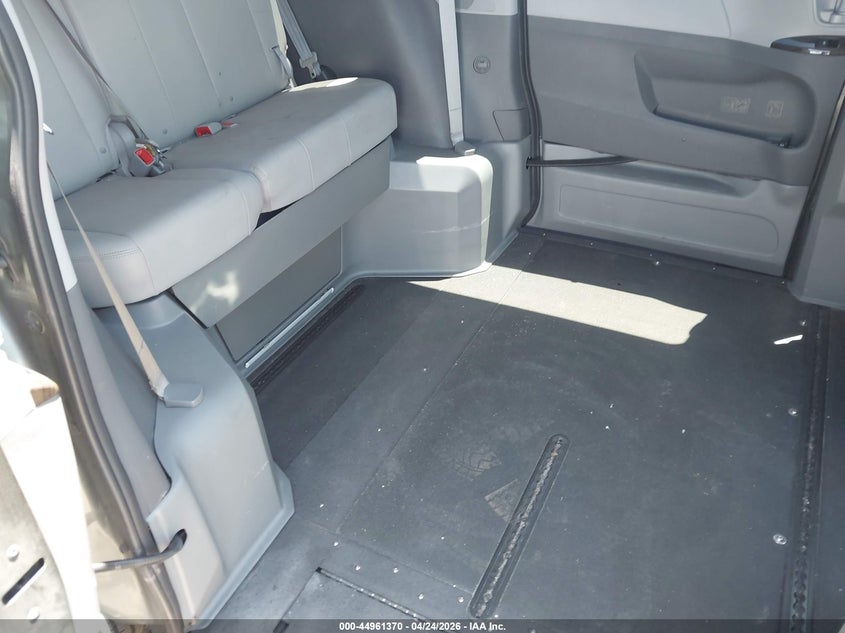 2020 Toyota Sienna VIN 5TDYZ3DC5LS081979 IAAI salvage auction — REAR END, Salvage Title, sold $9,900 on 2026-07-23 (photo 8)