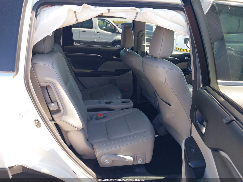 2017 Toyota Highlander VIN 5TDDZRFH7HS402759 IAAI salvage auction — FRONT END, Salvage Title, sold $8,400 on 2026-07-29 (photo 8)