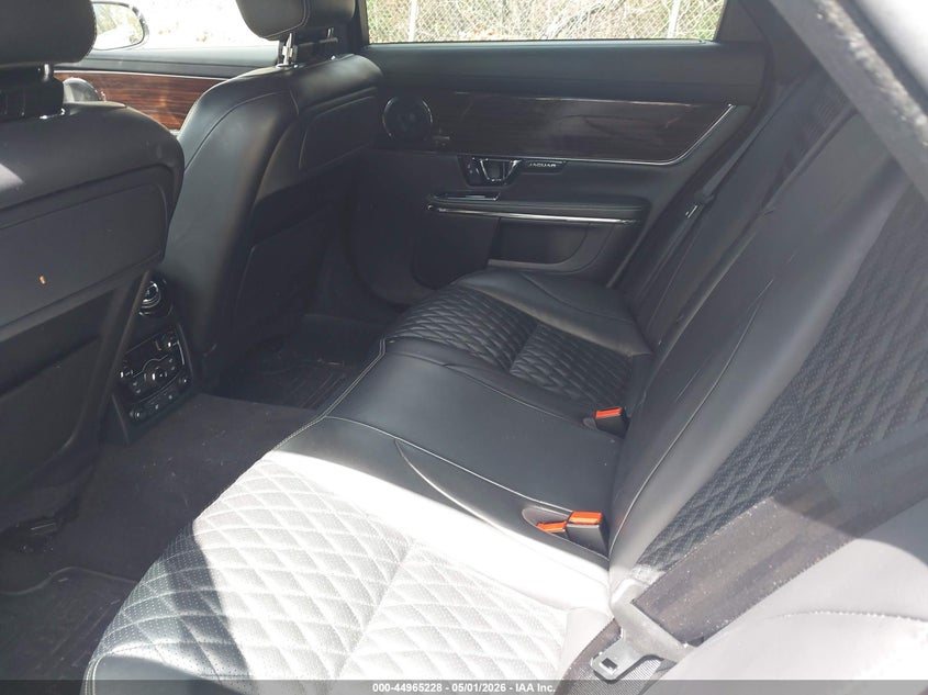 2019 Jaguar Xj VIN SAJWJ2GD3K8W21699 IAAI salvage auction — FRONT END, Wait Title, sold $600 on 2026-07-28 (photo 8)
