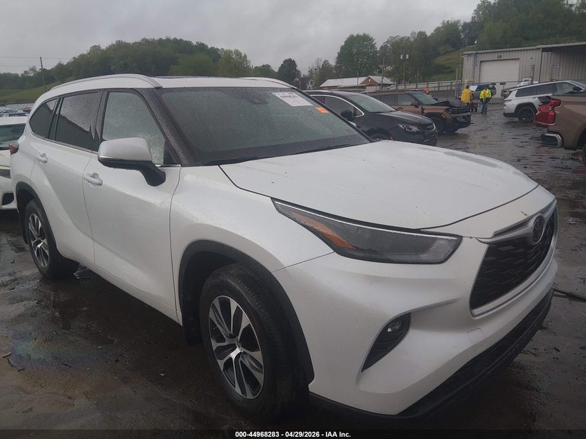2022 Toyota Highlander VIN 5TDHZRBH4NS186260 IAAI salvage auction — SIDE, Salvage (West Virginia), sold $18,600 on 2026-07-16 (photo 1)