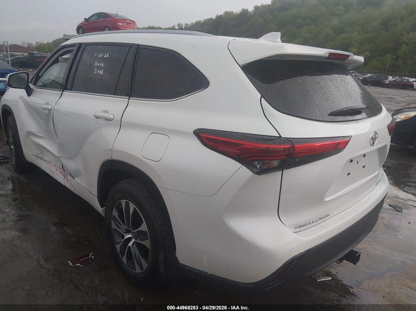2022 Toyota Highlander VIN 5TDHZRBH4NS186260 IAAI salvage auction — SIDE, Salvage (West Virginia), sold $18,600 on 2026-07-16 (photo 3)
