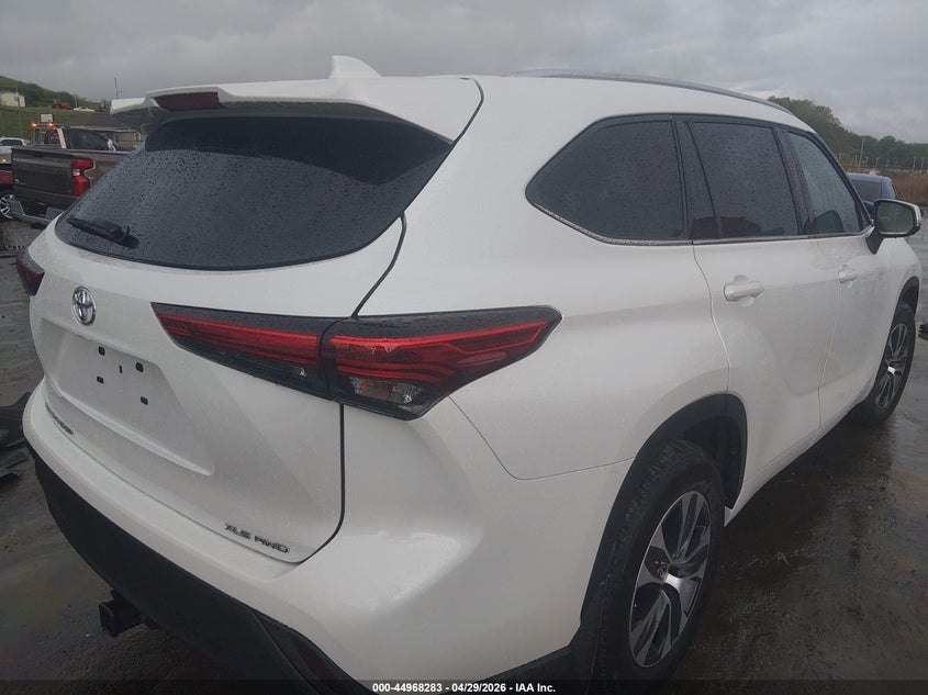 2022 Toyota Highlander VIN 5TDHZRBH4NS186260 IAAI salvage auction — SIDE, Salvage (West Virginia), sold $18,600 on 2026-07-16 (photo 4)