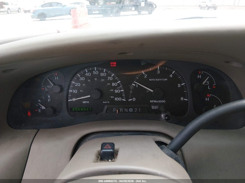 2000 Lincoln Navigator VIN 5LMEU27A1YLJ17710 IAAI salvage auction — LEFT FRONT, Salvage (Kansas), sold $25 on 2026-07-10 (photo 7)