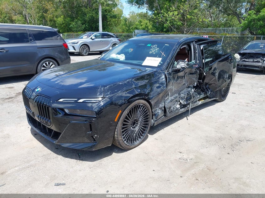 2023 BMW 7er VIN WBA33EJ09PCM85194 IAAI salvage auction — LEFT SIDE, Salvage Title, sold $30,150 on 2026-07-27 (photo 2)