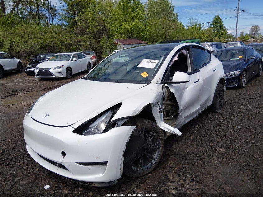 2024 Tesla Model y VIN 7SAYGDEEXRF200198 IAAI salvage auction — LEFT SIDE, Salvage (Ohio), sold $8,800 on 2026-07-30 (photo 2)
