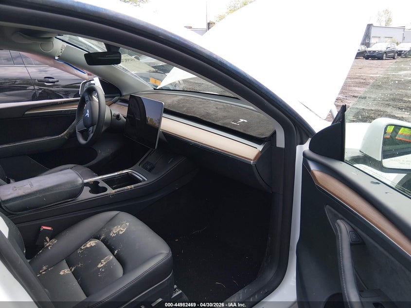2024 Tesla Model y VIN 7SAYGDEEXRF200198 IAAI salvage auction — LEFT SIDE, Salvage (Ohio), sold $8,800 on 2026-07-30 (photo 5)