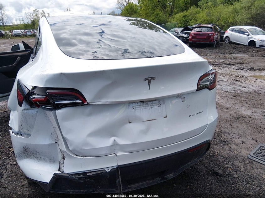 2024 Tesla Model y VIN 7SAYGDEEXRF200198 IAAI salvage auction — LEFT SIDE, Salvage (Ohio), sold $8,800 on 2026-07-30 (photo 6)