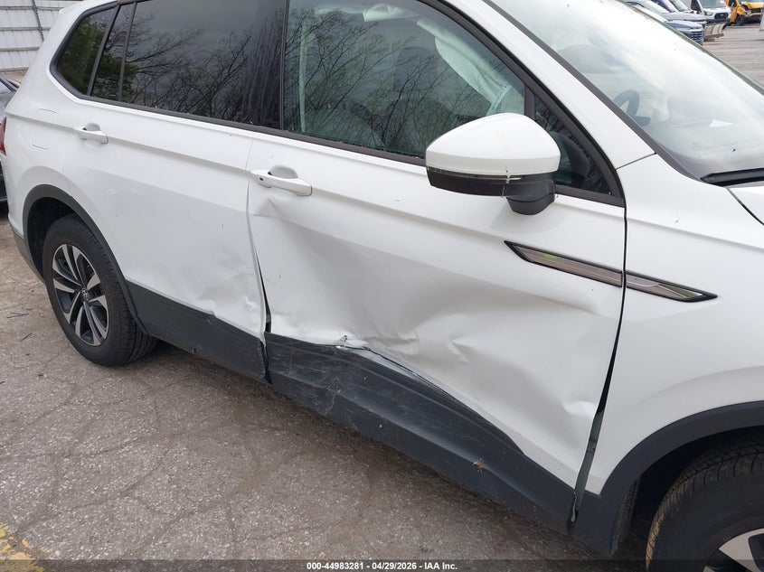 2024 Volkswagen Tiguan VIN 3VVFB7AX3RM031327 IAAI salvage auction — RIGHT SIDE, Salvage Title, sold $7,400 on 2026-07-27 (photo 6)