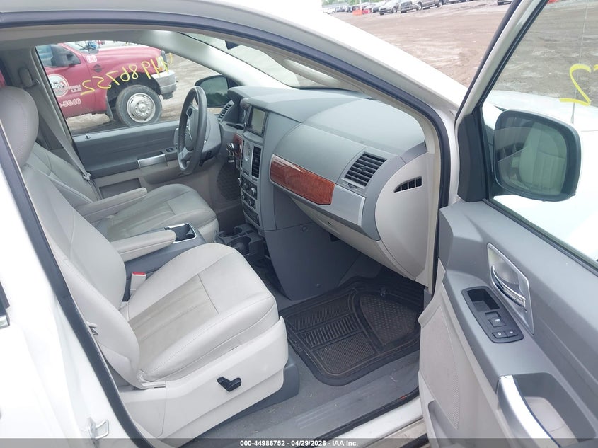 2008 Chrysler Town & country VIN 2A8HR54P58R752980 IAAI salvage auction — NORMAL WEAR, Clear (Indiana), sold $450 on 2026-07-11 (photo 5)