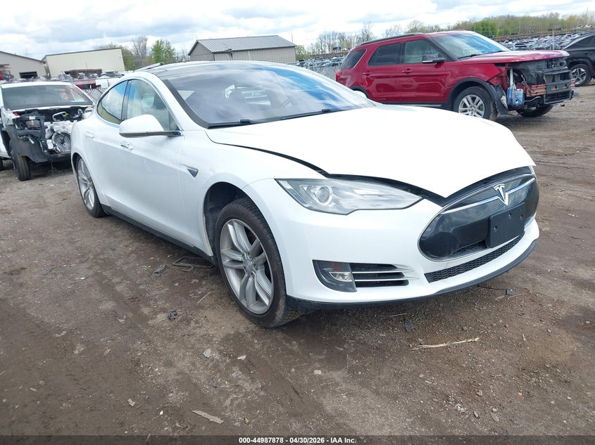 2014 Tesla Model s VIN 5YJSA1H15EFP49393 IAAI salvage auction — LEFT SIDE, Clear (Michigan), sold $2,025 on 2026-07-16 (photo 1)