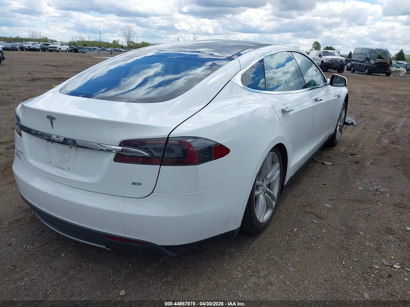 2014 Tesla Model s VIN 5YJSA1H15EFP49393 IAAI salvage auction — LEFT SIDE, Clear (Michigan), sold $2,025 on 2026-07-16 (photo 4)