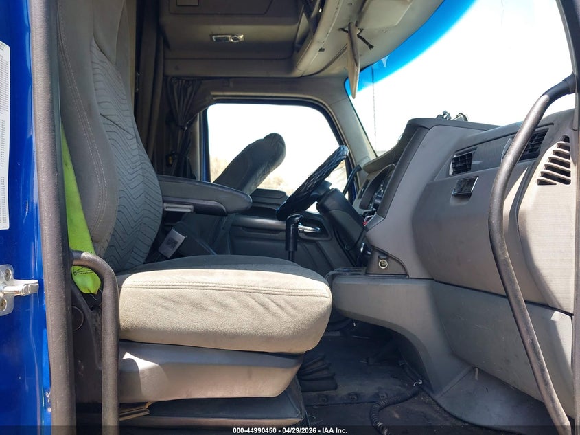 2016 Kenworth Construction VIN 1XKYD49X5GJ479698 IAAI salvage auction — FRONT & REAR, Salvage (California), sold $1,050 on 2026-09-16 (photo 7)