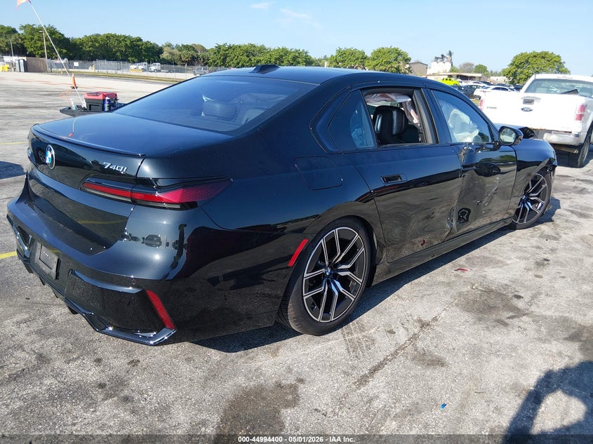 2024 BMW 7er VIN WBA33EH00RCT01866 IAAI salvage auction — FRONT END, Wait Title, sold $30,250 on 2026-08-13 (photo 4)