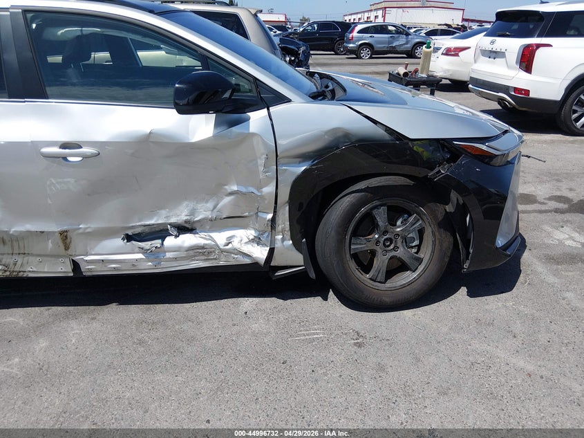 2024 Toyota Bz4x VIN JTMAAAAA7RA041893 IAAI salvage auction — RIGHT SIDE, Salvage Title, sold $7,075 on 2026-07-30 (photo 6)