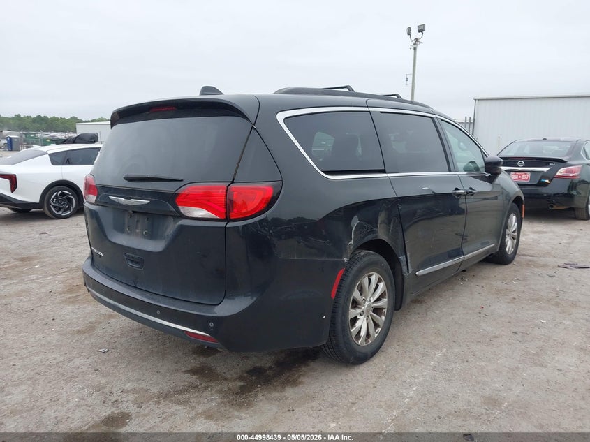 2017 Chrysler Pacifica VIN 2C4RC1BG5HR832126 IAAI salvage auction — LEFT & RIGHT, Salvage Title, sold $4,000 on 2026-09-23 (photo 4)