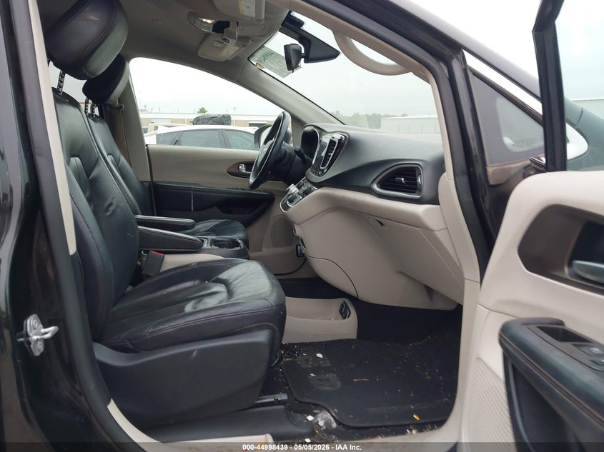 2017 Chrysler Pacifica VIN 2C4RC1BG5HR832126 IAAI salvage auction — LEFT & RIGHT, Salvage Title, sold $4,000 on 2026-09-23 (photo 5)