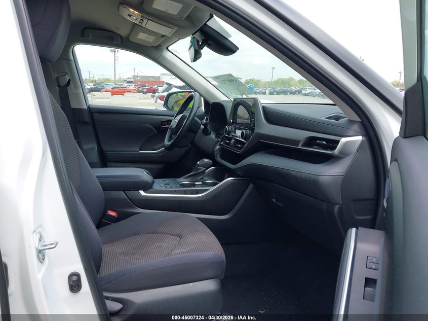 2023 Toyota Highlander VIN 5TDKDRAH5PS504587 IAAI salvage auction — SIDE, Salvage (Illinois), sold $11,700 on 2026-07-10 (photo 5)