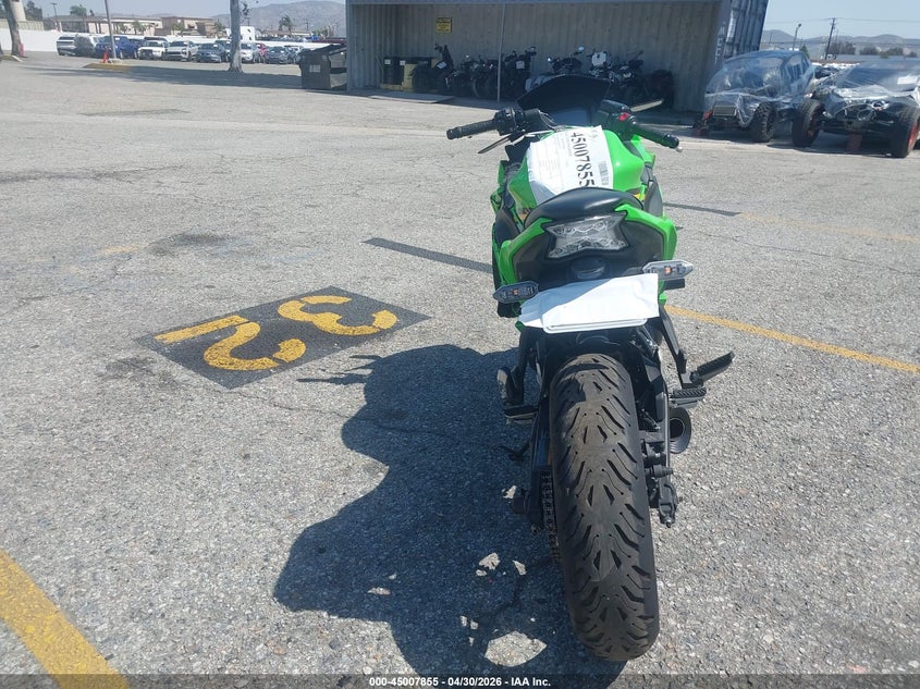 2025 Kawasaki Ninja VIN ML5EXEP13SDAF7732 IAAI salvage auction — SIDE, Salvage (California), sold $1,650 on 2026-07-28 (photo 6)