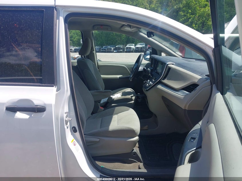 2018 Toyota Sienna VIN 5TDZZ3DC7JS960725 IAAI salvage auction — FRONT END, Salvage (Kansas), sold $5,300 on 2026-07-22 (photo 5)