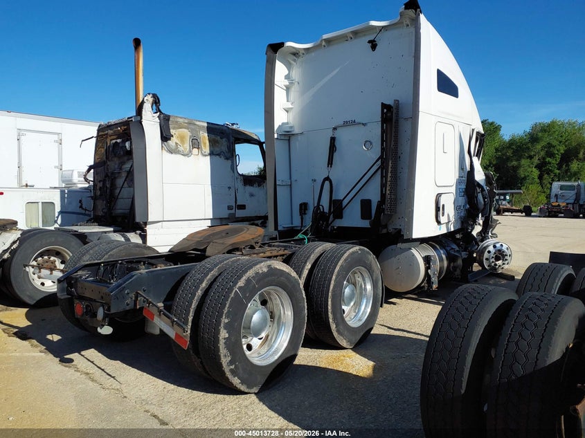 2023 Kenworth T680 VIN 1XKYDP9X7PJ251560 IAAI salvage auction — Unknown, Salvage (Illinois), sold $8,900 on 2026-07-08 (photo 4)