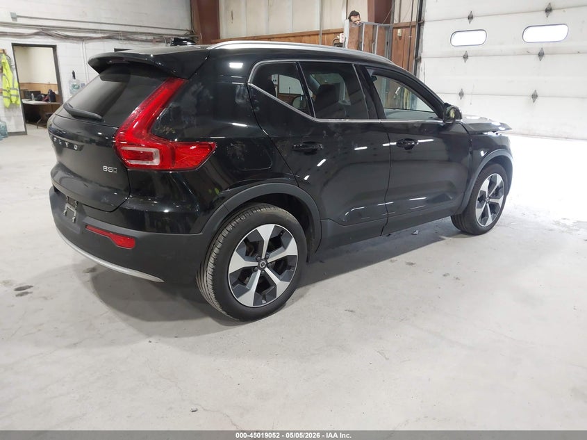 2025 Volvo Xc40 VIN YV4L12UEXS2513465 IAAI salvage auction — RIGHT FRONT, Mv-907A (New York), sold $14,100 on 2026-07-08 (photo 4)