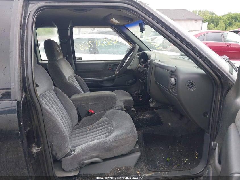 2001 Chevrolet S-10 pickup VIN 1GCCS195X18130270 IAAI salvage auction — NORMAL WEAR, Original (Ohio), sold $375 on 2026-07-08 (photo 5)