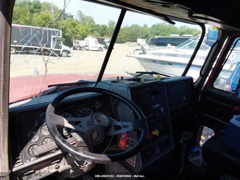 2001 Mack 700 cl700 VIN 1M2AD62C41M011981 IAAI salvage auction — SIDE, Clear (Tennessee), sold $10,000 on 2026-07-16 (photo 5)