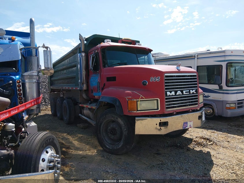 2001 Mack 700 cl700 VIN 1M2AD62C41M011981 IAAI salvage auction — SIDE, Clear (Tennessee), sold $10,000 on 2026-07-16 (photo 1)