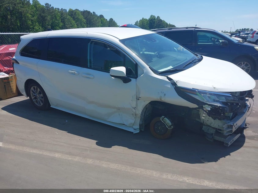 2021 Toyota Sienna VIN 5TDKRKEC1MS030625 IAAI salvage auction — RIGHT FRONT, Salvage (North Carolina), sold $8,100 on 2026-07-23 (photo 1)