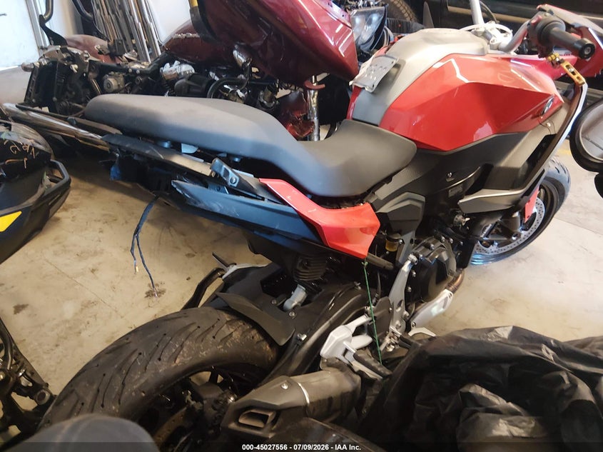 2020 BMW F 900 VIN WB10K2309LZ779848 IAAI salvage auction — FRONT & REAR, Salvage (Connecticut), sold $675 on 2026-07-28 (photo 4)