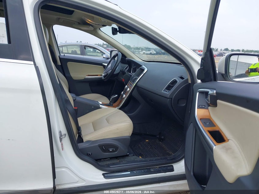 2017 Volvo Xc60 VIN YV440MDU7H2176630 IAAI salvage auction — RIGHT FRONT, Original (Texas), sold $6,200 on 2026-07-23 (photo 5)