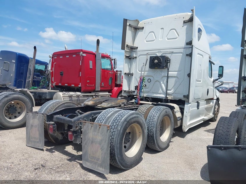 2020 Freightliner New cascadia 126 VIN 1FUJHHDR7LLLV9586 IAAI salvage auction — NORMAL WEAR, Clear (Texas), sold $13,350 on 2026-07-29 (photo 4)