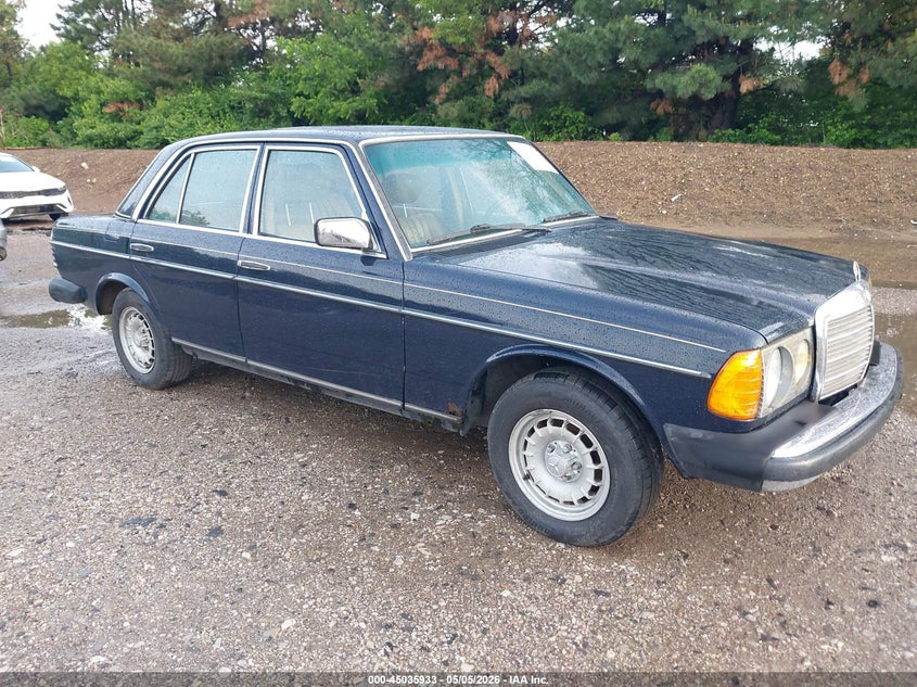 1984 Mercedes-benz 300 VIN WDBAB33A2EA182143 IAAI salvage auction — LEFT FRONT, Clear (Indiana), sold $925 on 2026-07-09 (photo 1)