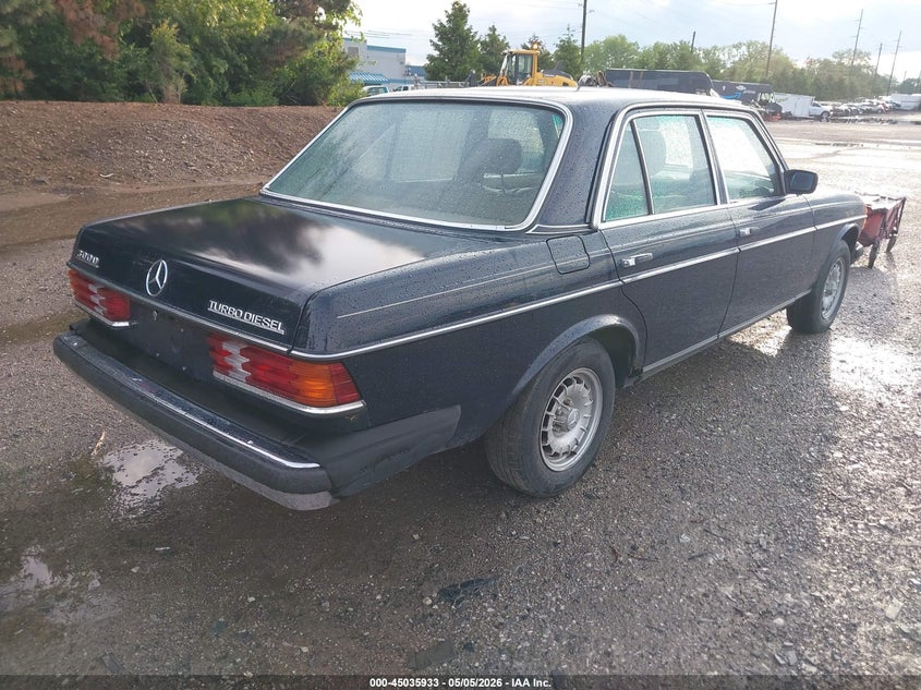 1984 Mercedes-benz 300 VIN WDBAB33A2EA182143 IAAI salvage auction — LEFT FRONT, Clear (Indiana), sold $925 on 2026-07-09 (photo 4)