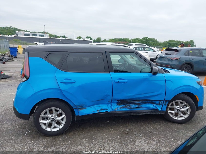 2025 Kia Soul VIN KNDJ23AU8S7260870 IAAI salvage auction — RIGHT SIDE, Salvage (Missouri), sold $6,200 on 2026-07-07 (photo 6)