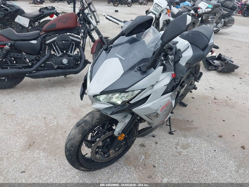 2026 Kawasaki Ninja VIN ML5EXEP18TDAJ1867 IAAI salvage auction — LEFT & RIGHT, Salvage (Texas), sold $2,150 on 2026-07-07 (photo 2)