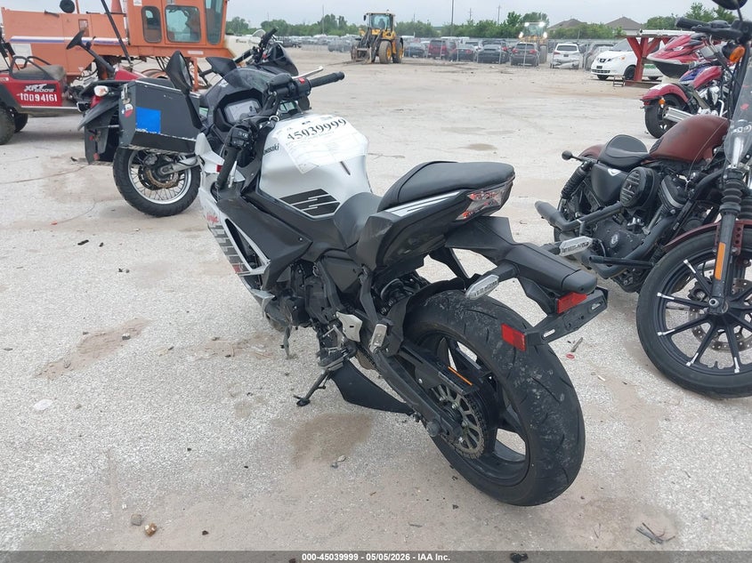 2026 Kawasaki Ninja VIN ML5EXEP18TDAJ1867 IAAI salvage auction — LEFT & RIGHT, Salvage (Texas), sold $2,150 on 2026-07-07 (photo 3)