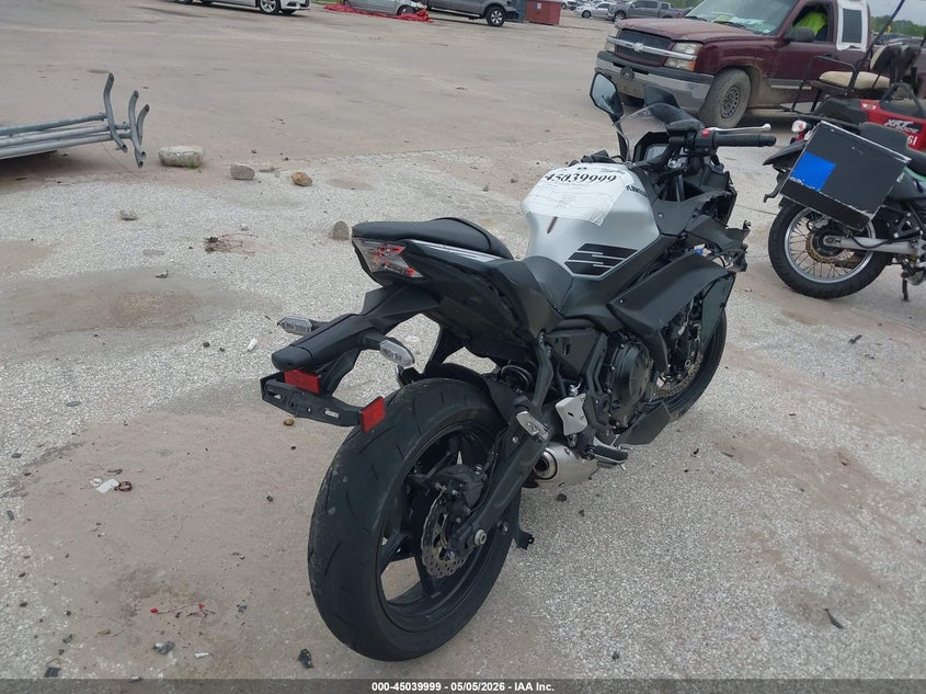 2026 Kawasaki Ninja VIN ML5EXEP18TDAJ1867 IAAI salvage auction — LEFT & RIGHT, Salvage (Texas), sold $2,150 on 2026-07-07 (photo 4)