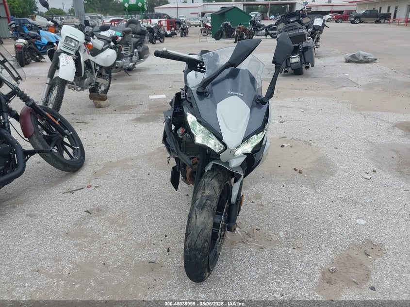2026 Kawasaki Ninja VIN ML5EXEP18TDAJ1867 IAAI salvage auction — LEFT & RIGHT, Salvage (Texas), sold $2,150 on 2026-07-07 (photo 5)