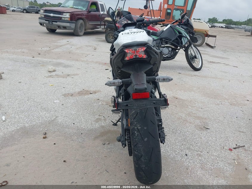 2026 Kawasaki Ninja VIN ML5EXEP18TDAJ1867 IAAI salvage auction — LEFT & RIGHT, Salvage (Texas), sold $2,150 on 2026-07-07 (photo 6)