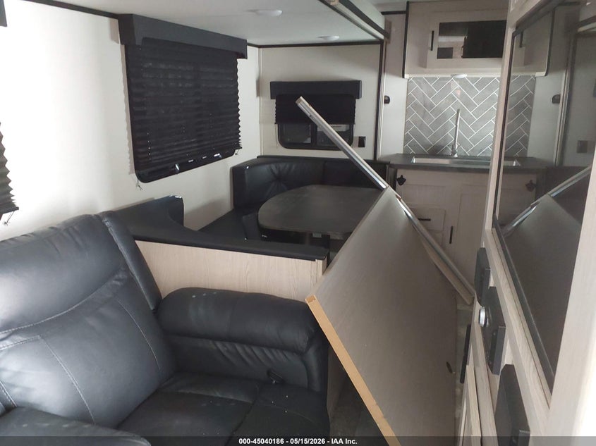 2022 Coachmen Travel VIN 5ZT2CXSB6NS042657 IAAI salvage auction — UNKNOWN, Salvage (Illinois), sold $7,200 on 2026-07-22 (photo 8)