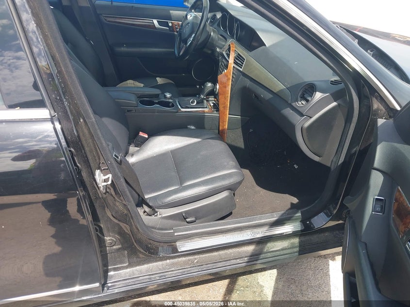 2013 Mercedes-benz C-klasse VIN WDDGF8AB3DA815021 IAAI salvage auction — NORMAL WEAR, Original (Texas), sold $950 on 2026-07-20 (photo 5)