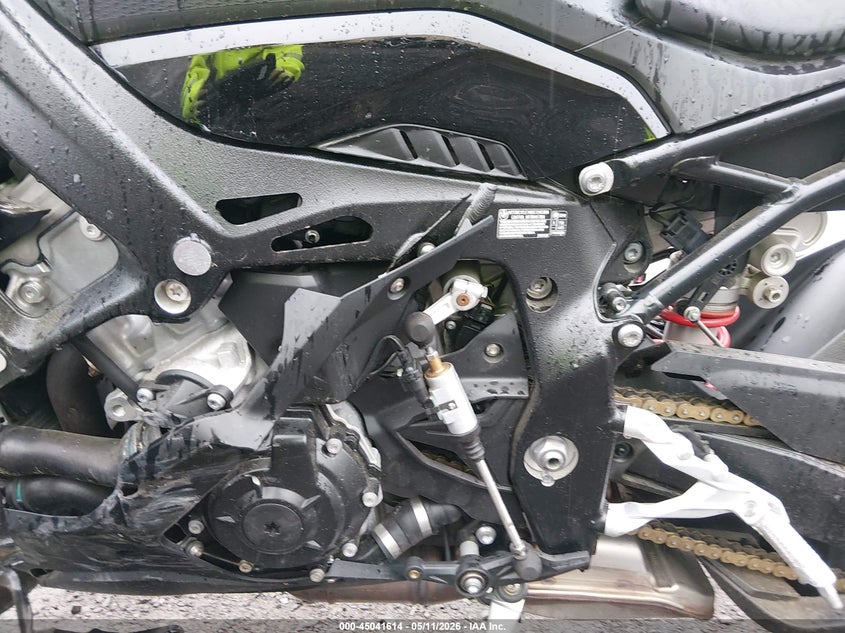 2025 BMW S 1000 VIN WB10P2301S6L34697 IAAI salvage auction — FRONT END, Salvage (Idaho), sold $9,500 on 2026-07-14 (photo 9)