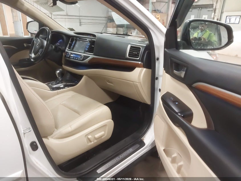 2017 Toyota Highlander VIN 5TDDZRFH2HS443509 IAAI salvage auction — LEFT SIDE, Salvage Title, sold $8,200 on 2026-07-20 (photo 5)