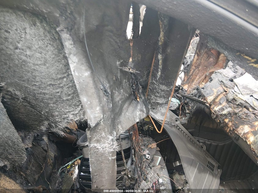 2013 BMW 7er VIN WBAYE8C54DD134001 IAAI salvage auction — TOTAL BURN, Salvage Non-Reb (South Carolina), sold $325 on 2026-07-08 (photo 5)
