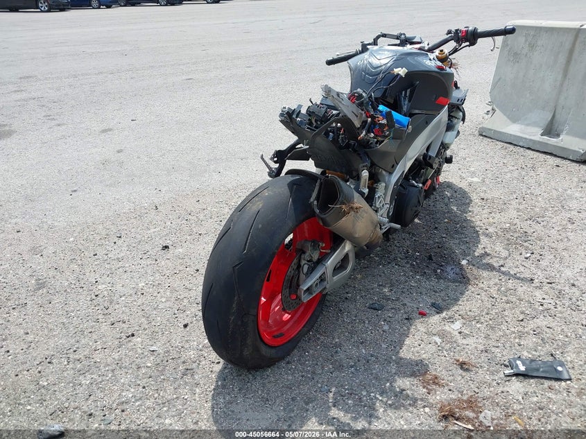 2021 Aprilia Tuono VIN ZD4KZUB05MS000089 IAAI salvage auction — FRONT & REAR, Rebuildable (Florida), sold $1,800 on 2026-07-22 (photo 4)