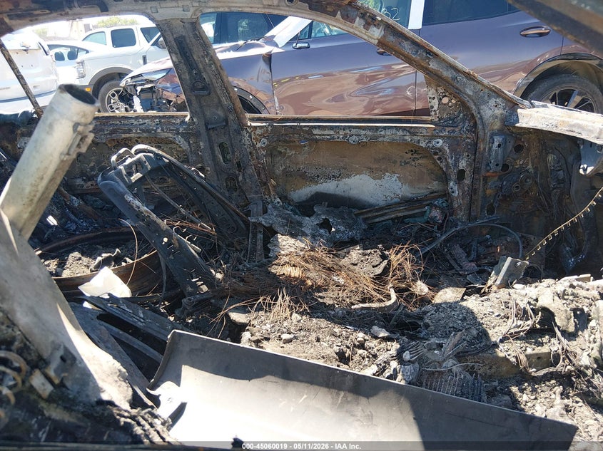 2014 Mercedes-benz C-klasse VIN WDDGF8AB3ER302631 IAAI salvage auction — TOTAL BURN, Junk (Missouri), sold $75 on 2026-07-15 (photo 5)
