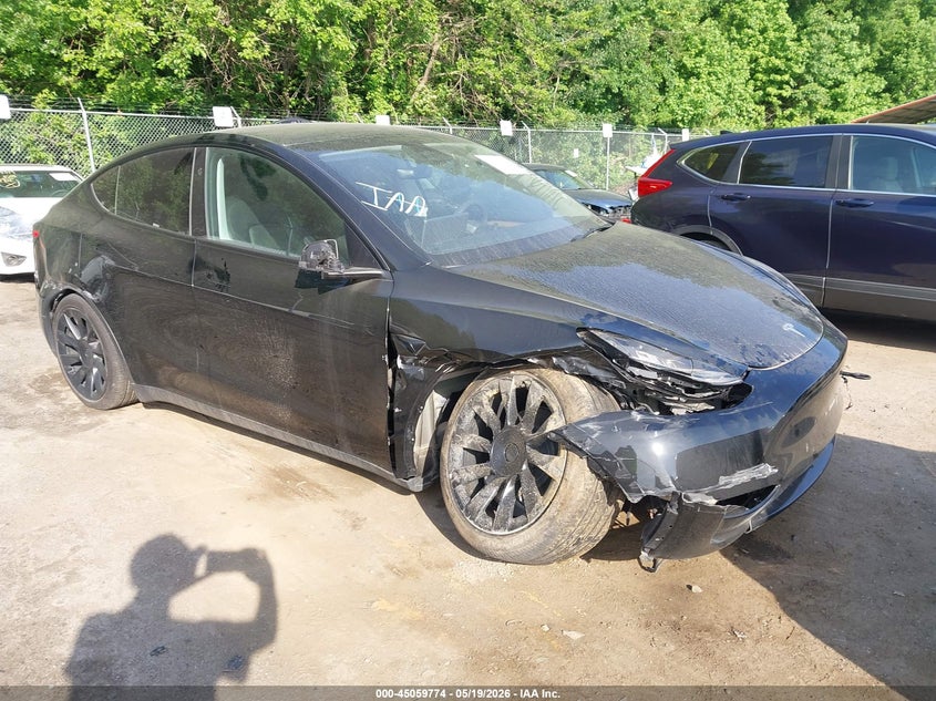 2025 Tesla Model y VIN 7SAYGDED9SA360230 IAAI salvage auction — RIGHT FRONT, Clear (Maryland), sold $10,300 on 2026-07-21 (photo 1)